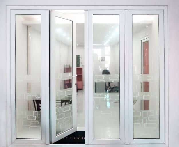 cua-nhom-kinh-phong-khach-tldwindows