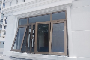Cửa sổ nào tránh mưa hất cho phòng ngủ biệt thự?