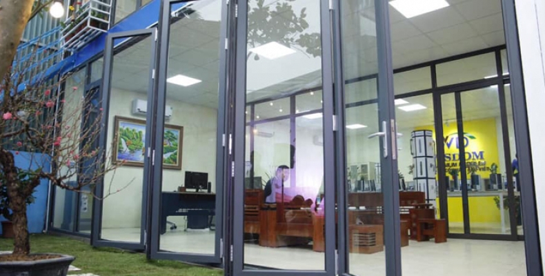 5 mẫu cửa đi xếp trượt nhôm Wisdom được yêu thích nhất
