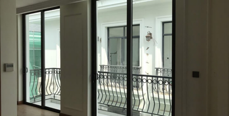 Cửa đi mở lùa Xingfa có những ưu điểm gì cho các phòng khách ở nhà phố