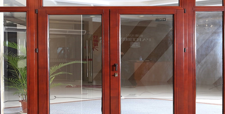 Cửa nhôm màu gỗ - sự kết hợp giữa truyền thống và hiện đại