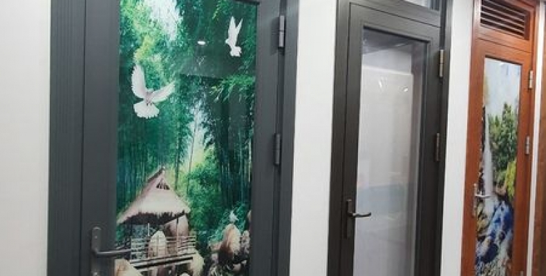 Dịch vụ lắp đặt cửa đi mở quay nhôm PMI phòng làm việc biệt thự