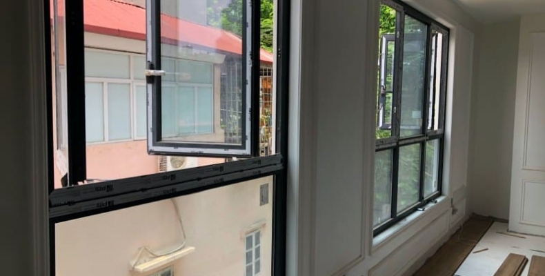 Dịch vụ tư vấn lắp đặt cửa sổ mở quay nhôm PMI cho ban công nhà phố