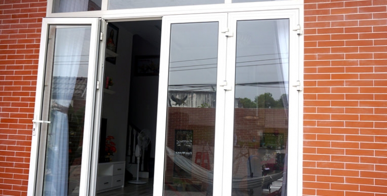 Dịch vụ tư vấn thiết kế bộ cửa nhôm PMI cho ban công nhà hàng