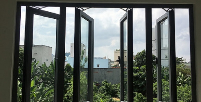 Dịch vụ tư vấn và lắp đặt cửa sổ mở quay nhôm PMI nhà vệ sinh