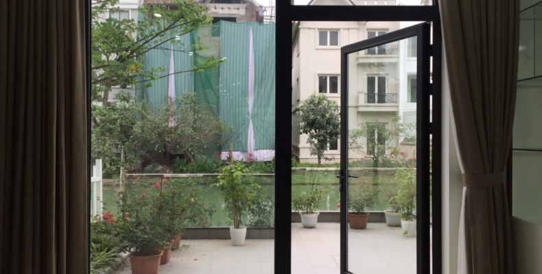 Lắp cửa kính ban công đúng cách để hút tài lộc và ánh sáng tự nhiên