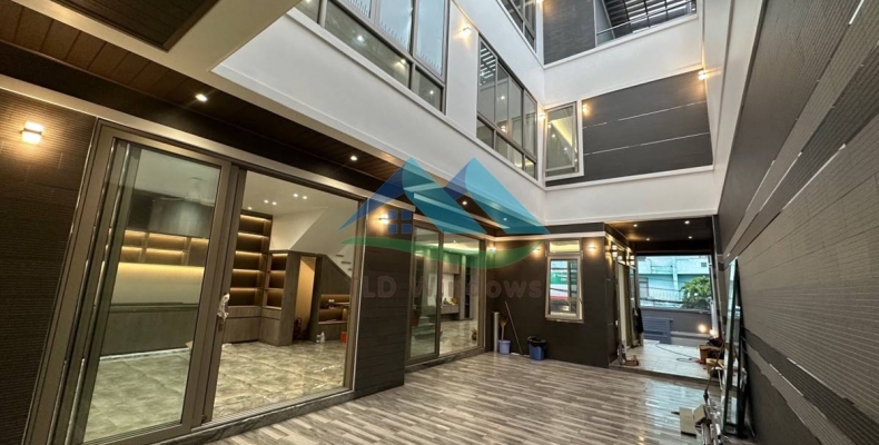 Phối màu khung nhôm cùng tone nội thất – Case study thực tế